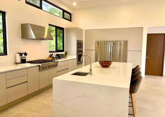 Casa El Respiro, Brand New House Steps From Amazing Private Playa Avellana